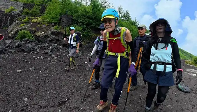 102 Yaşındaki Japon Dağcı, Fuji Dağı’nda Tarihi Bir Rekor Kırdı!